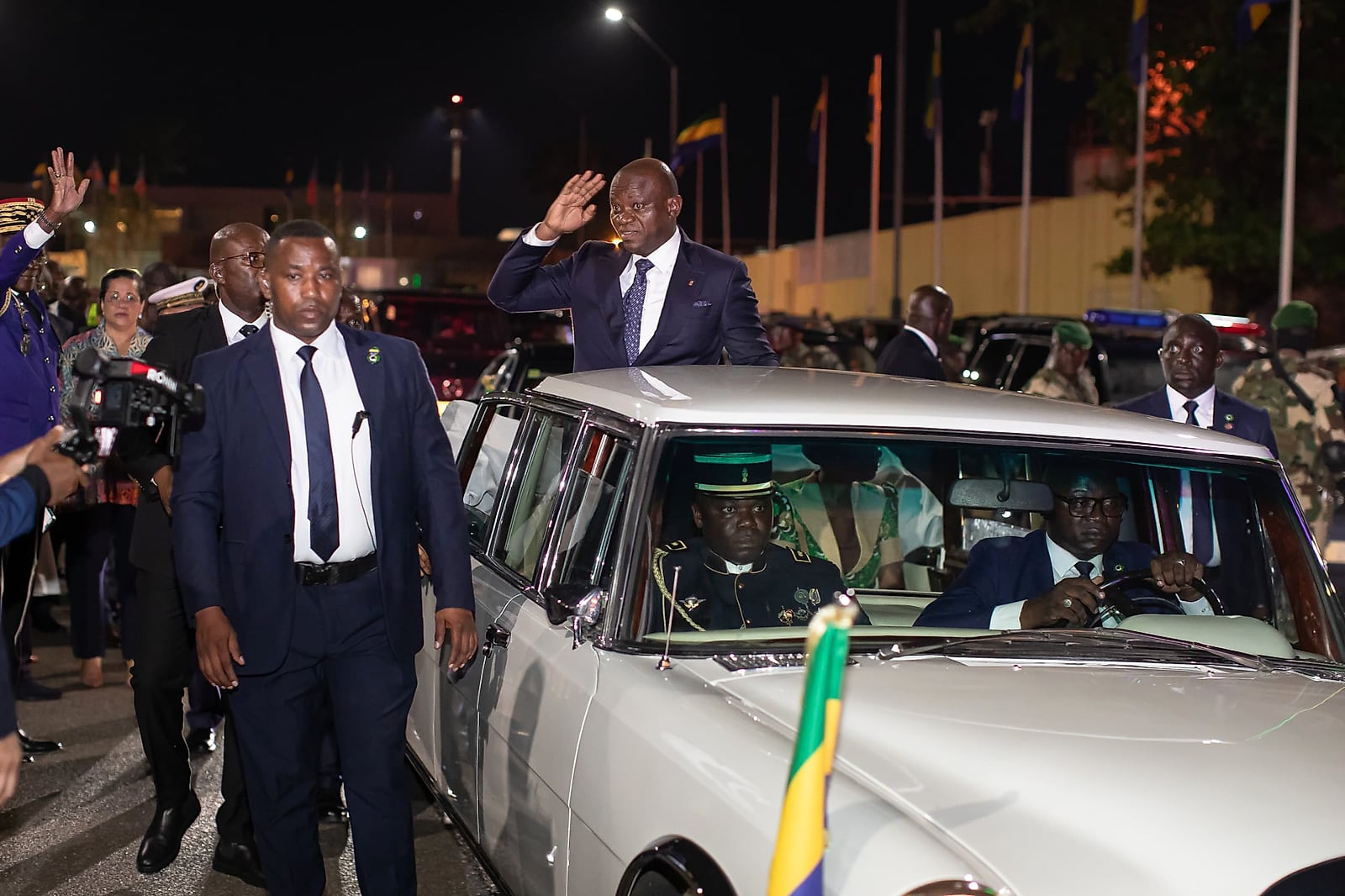 Le Président gabonais descend d'avion à Paris, accueilli par les autorités françaises sur un tapis rouge