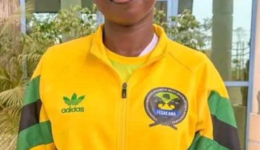 Jeune karatéka gabonaise en tenue de compétition sur un tatami