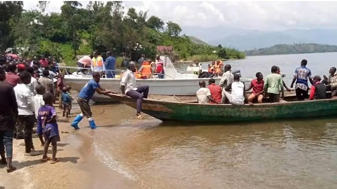 Pirogues en bois sur le lac Kivu au coucher du soleil