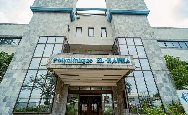 Personnel médical dans une polyclinique gabonaise, illustration d'une campagne de soins gratuits