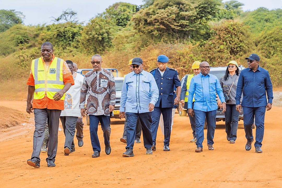Route bitumée traversant la végétation aux abords de Port-Gentil, dans l'ouest du Gabon