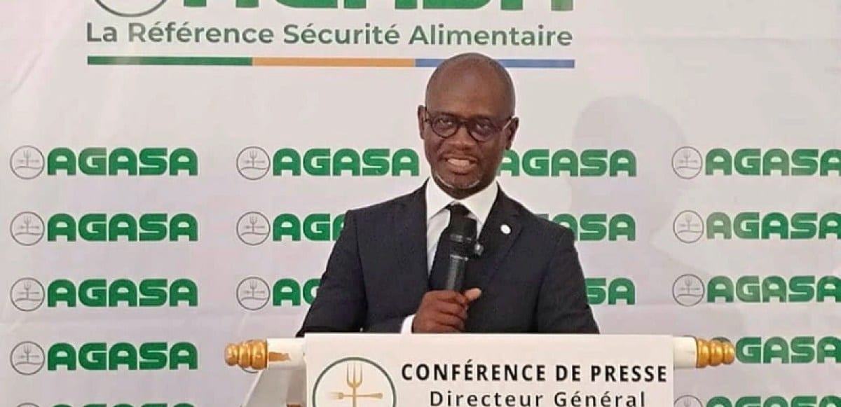 Bâtiment administratif public au Gabon illustrant une agence d'État