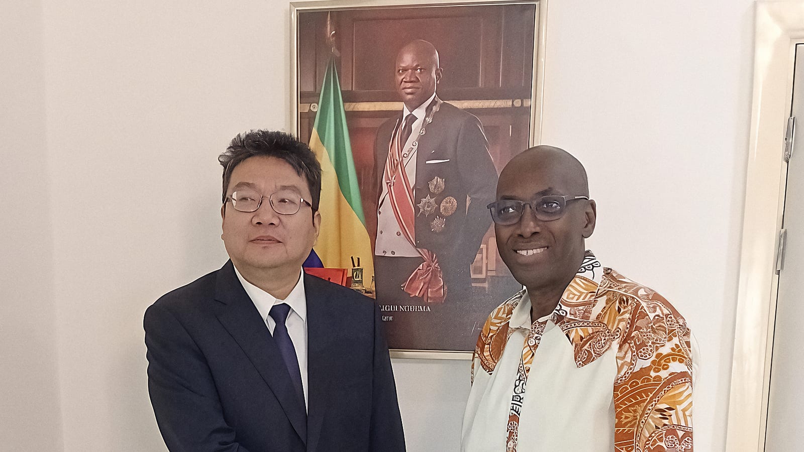 Rencontre diplomatique entre le ministre gabonais de la Justice et l'ambassadeur de Chine.