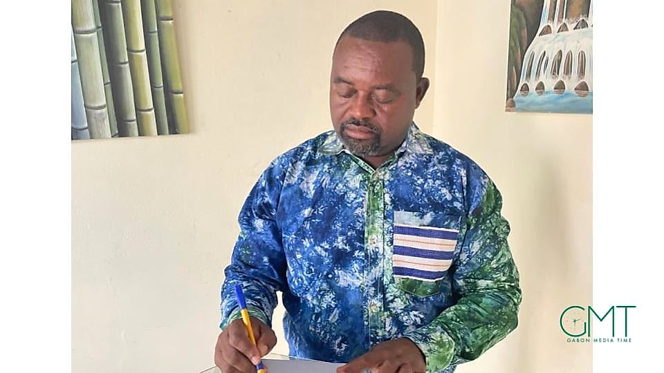 Village gabonais entouré de forêt, illustrant la question des terres autochtones