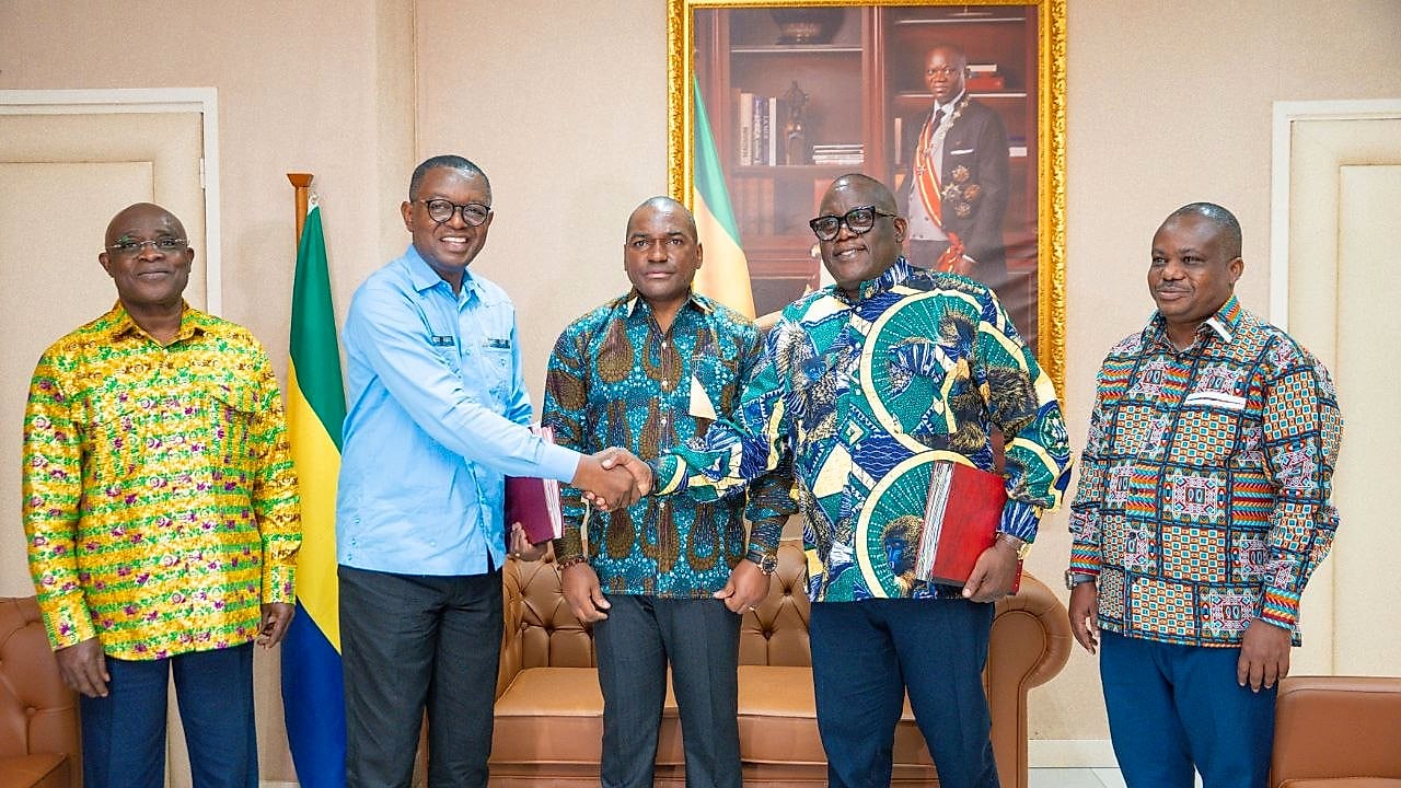 Signature d'un document officiel lors d'une cérémonie institutionnelle au Gabon