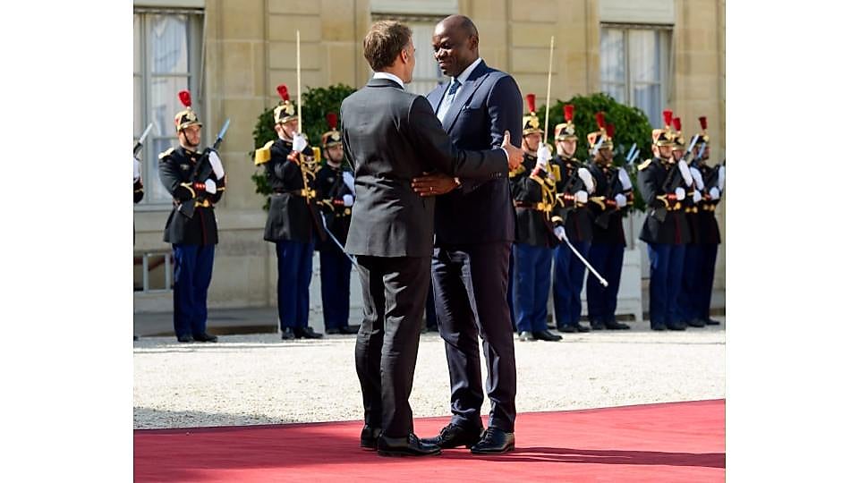 Illustration symbolisant la coopération entre le Gabon et la France autour du manganèse, de l'énergie et de la défense