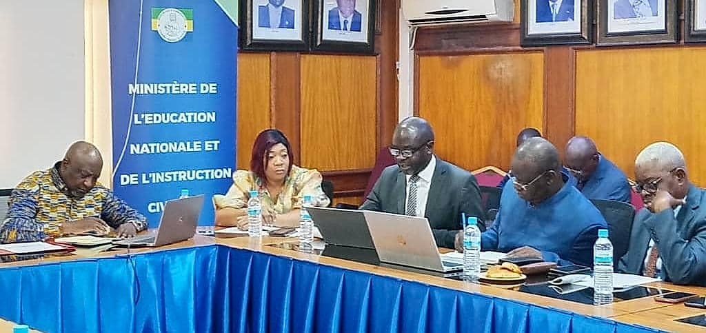 Réunion de responsables ministériels autour d'une table à Libreville pour le CNEFOR