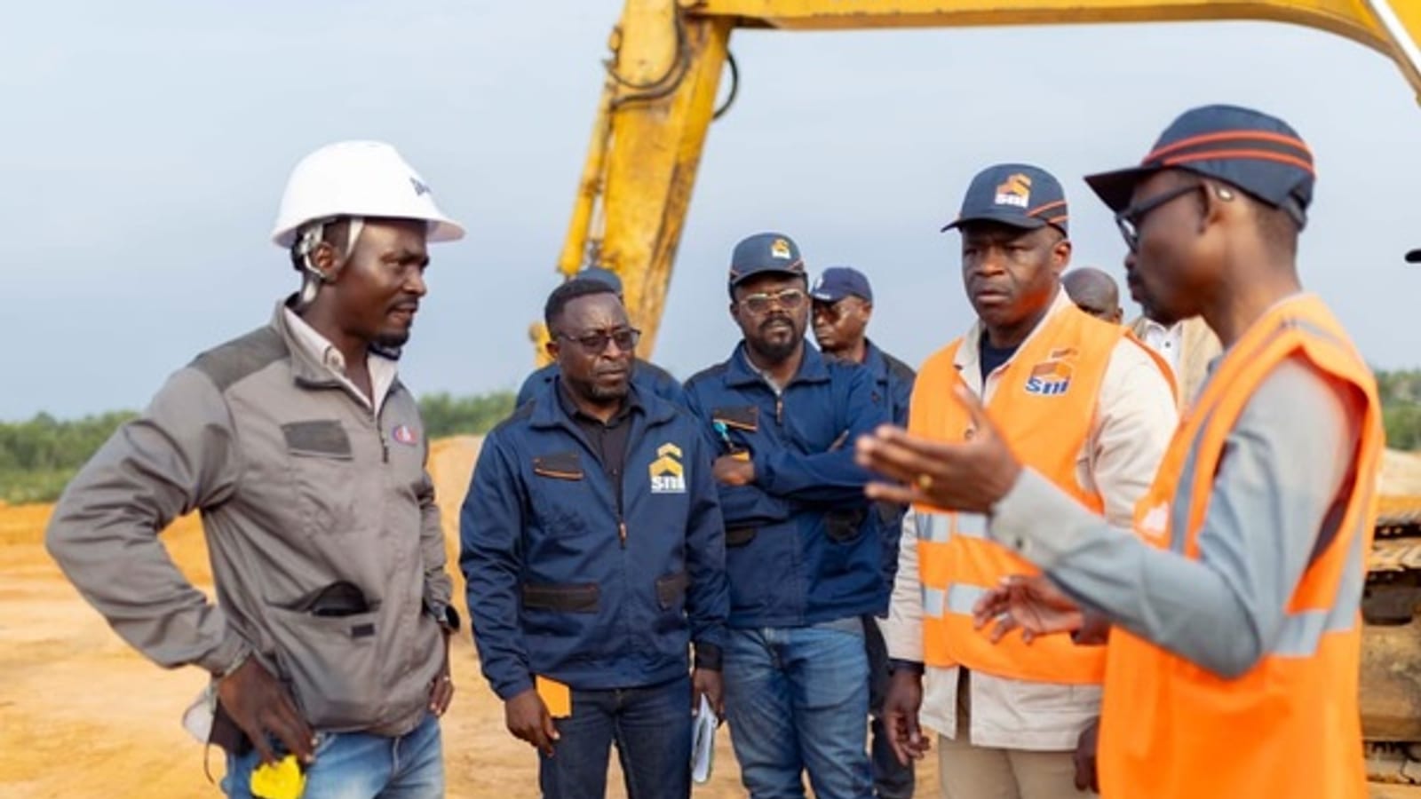 Chantier de construction de bâtiments de logements sociaux avec grue, au Gabon