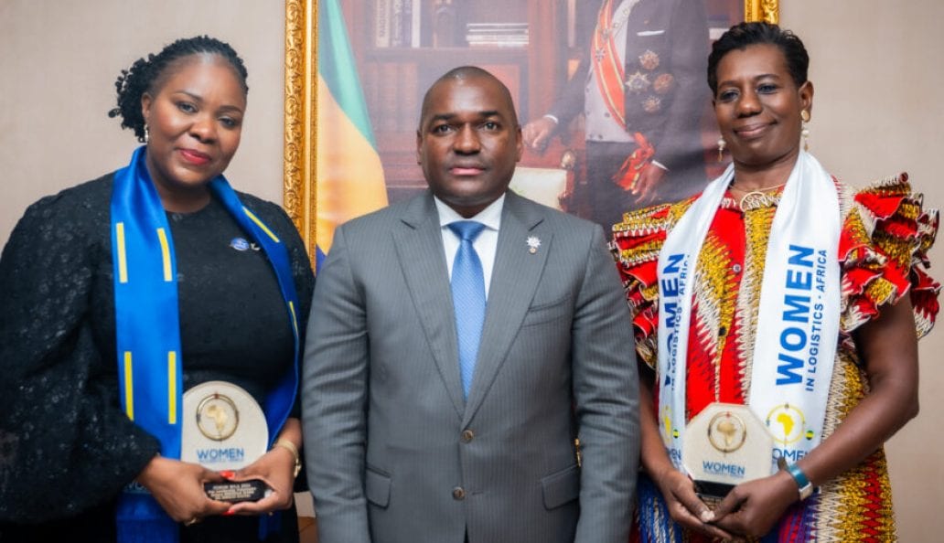 Réunion officielle au ministère des Transports avec le ministre et deux femmes distinguées lors d'un forum international