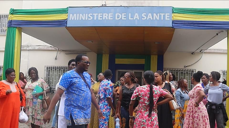 Manifestation d'agents de santé en attente de poste budgétaire devant le ministère gabonais de la Santé à Libreville.