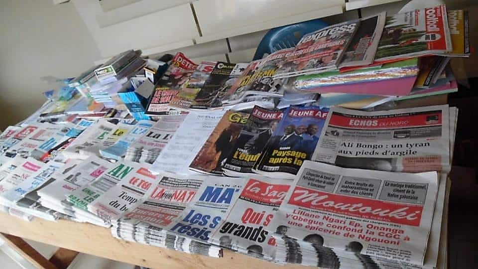 Un kiosque à journaux à Libreville avec plusieurs titres de presse gabonaise en vente