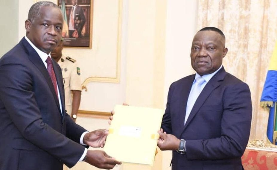 Cérémonie de remise d'un document officiel entre deux responsables gabonais