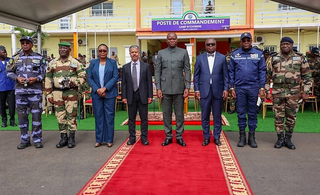 Véhicules militaires blindés alignés lors d'une cérémonie officielle au camp Baraka à Libreville