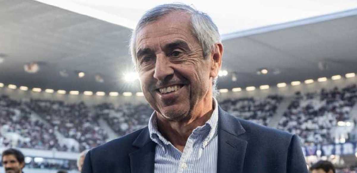 Ballon de football sur une pelouse de stade