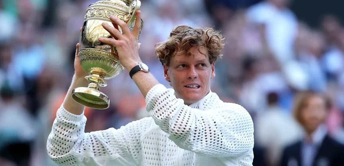 Joueur de tennis brandissant un trophée sur un court en gazon