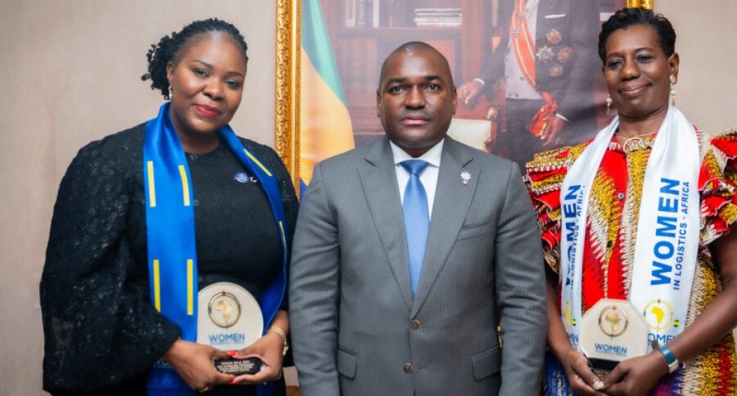 Ministre gabonais des Transports recevant deux femmes lauréates d'un prix international de logistique