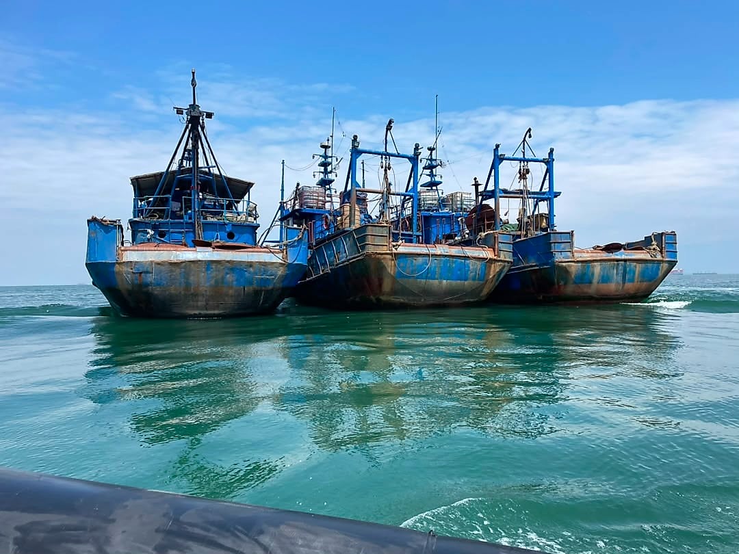 Chalutier de pêche arraisonné en mer par une patrouille maritime