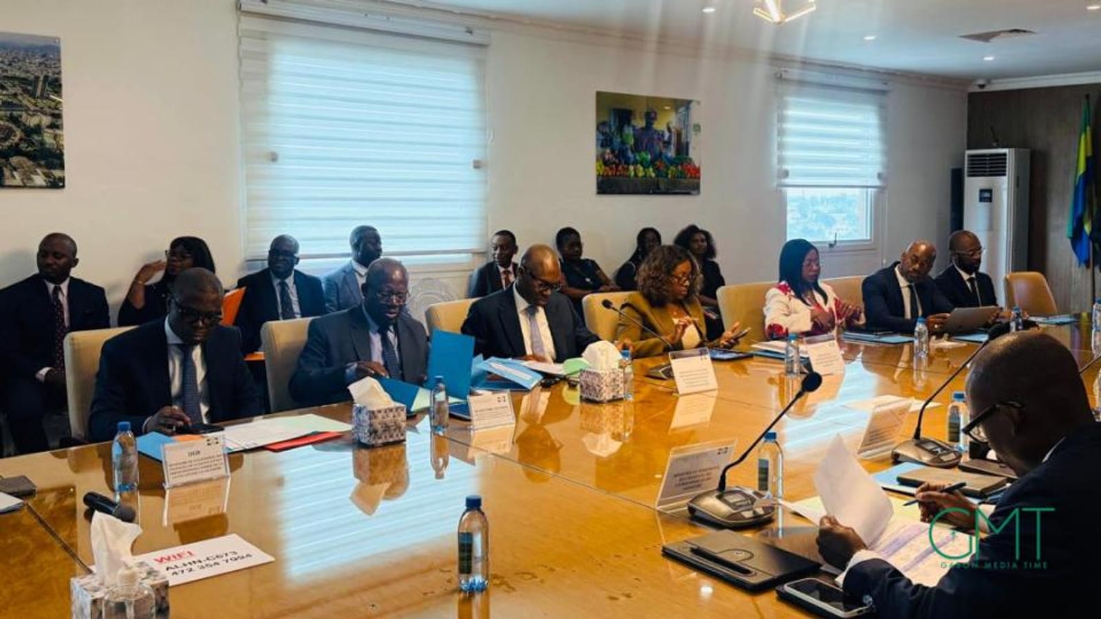 Membres du gouvernement gabonais réunis lors des conférences budgétaires 2027
