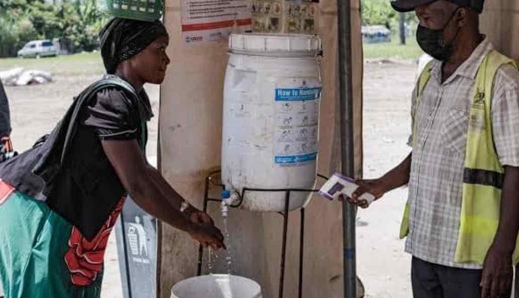 Agents sanitaires contrôlant des voyageurs à un poste frontière en Afrique centrale