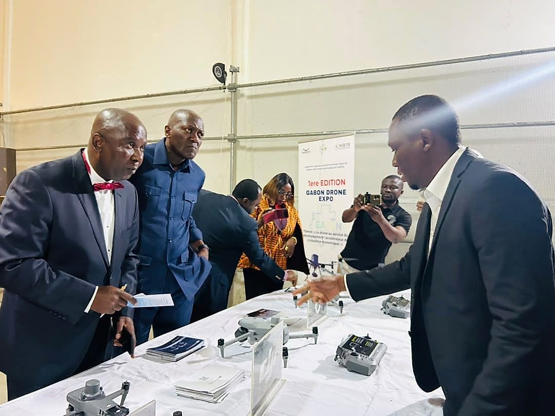 Un drone en vol au-dessus du littoral de Libreville avec la ville en arrière-plan.