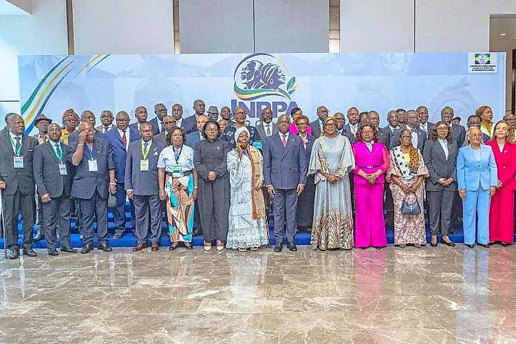 Aînés gabonais et personnalités lors de la première Journée nationale du retraité et de la personne âgée à Libreville