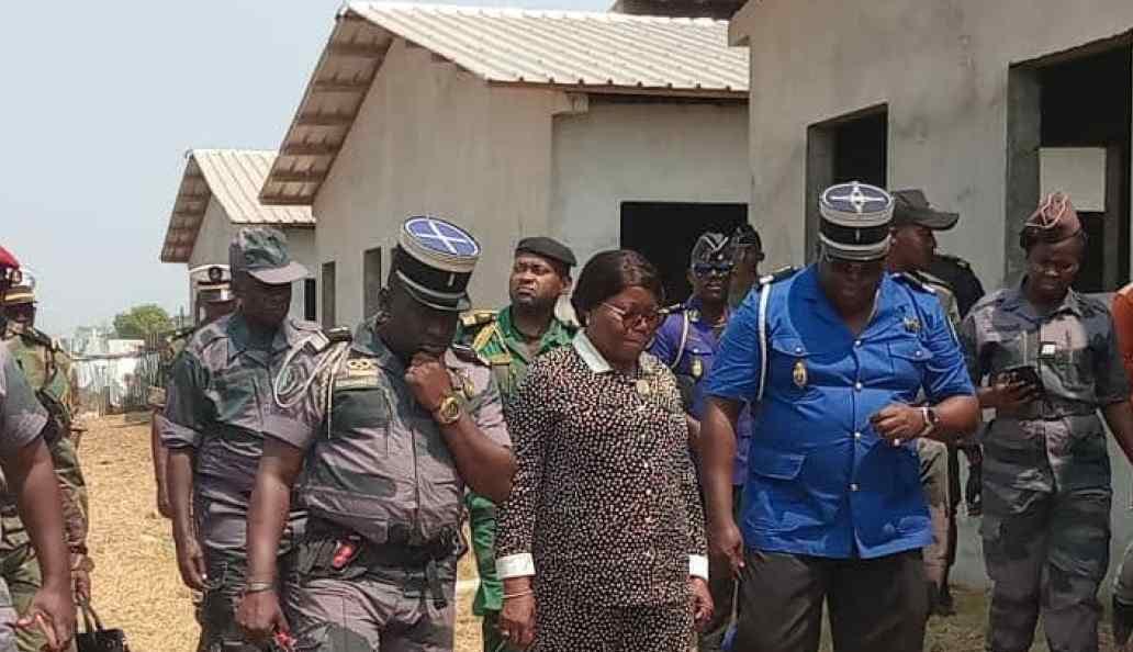 Une ministre s'exprime devant des rangs de militaires, gendarmes et policiers alignés en extérieur.