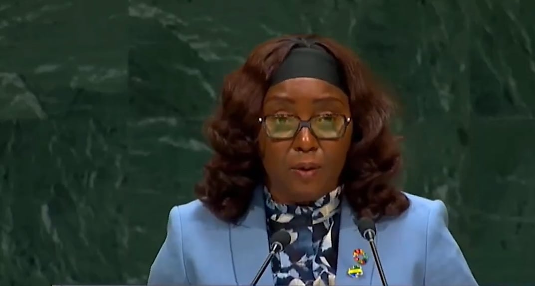 Tribune de l'Assemblée générale des Nations unies avec un intervenant gabonais