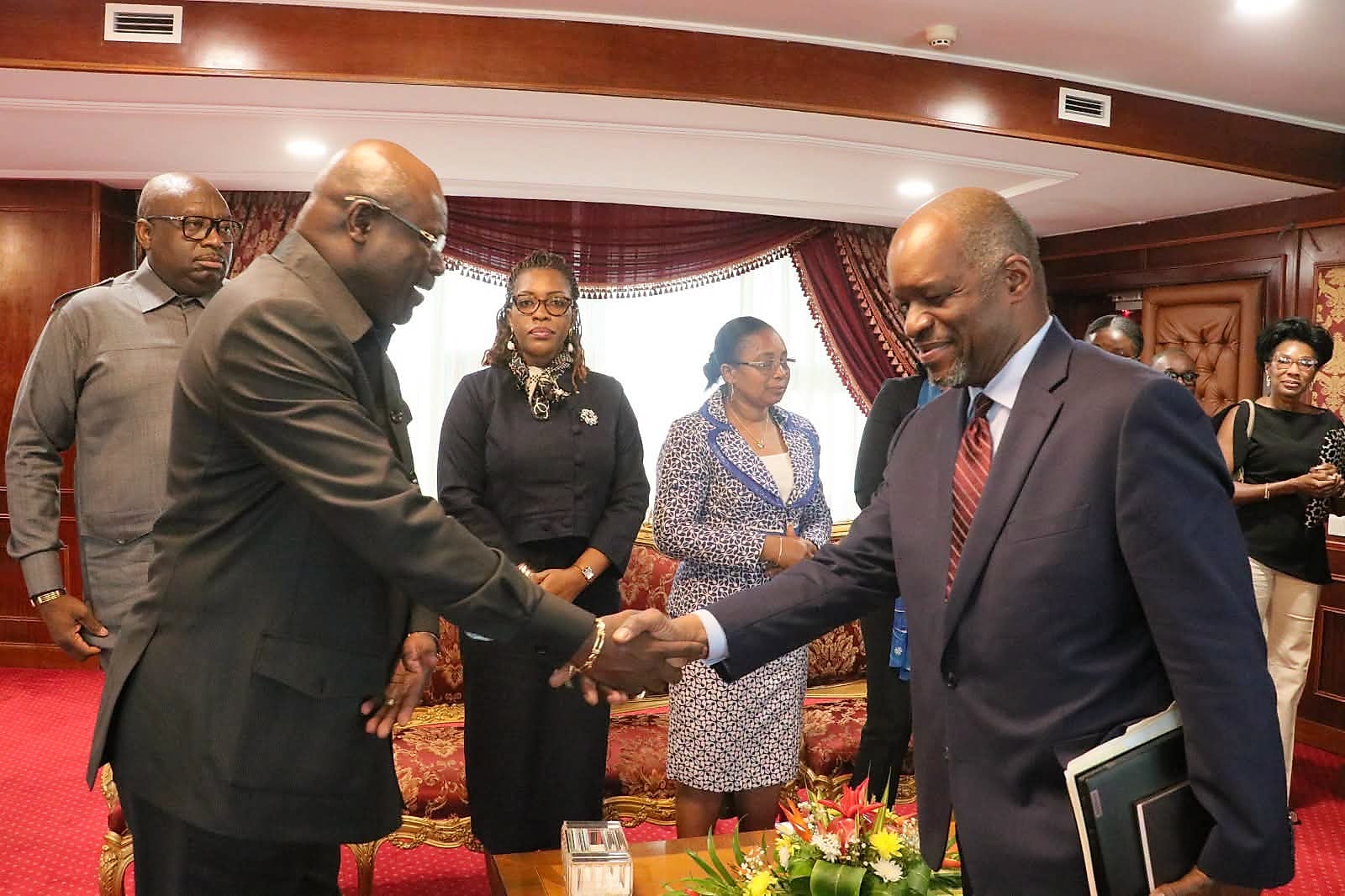 Réunion entre responsables gabonais et délégation du FMI dans un bureau officiel