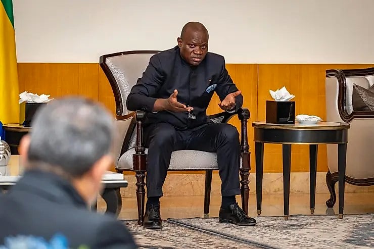 Le Président de la République visite un bâtiment universitaire au Gabon