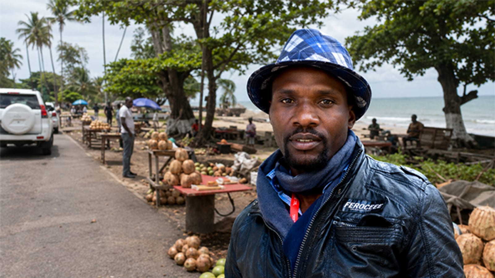 Portrait d'un écrivain gabonais dans son environnement de travail