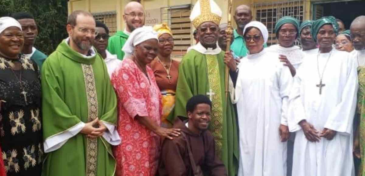 Chapelle Sainte-Marthe d'Akok entourée de fidèles lors d'une célébration
