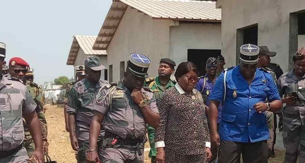 Une ministre s'adresse à des membres des forces de défense et de sécurité en tenue, à Port-Gentil.