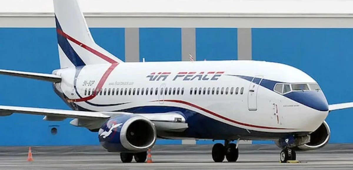Avion de ligne sur un tarmac d'aéroport, illustration transport aérien régional