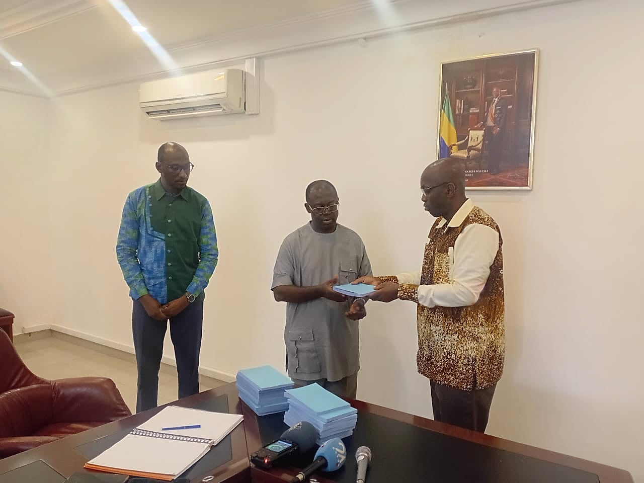 Cérémonie officielle au ministère de la Justice du Gabon avec remise de documents administratifs