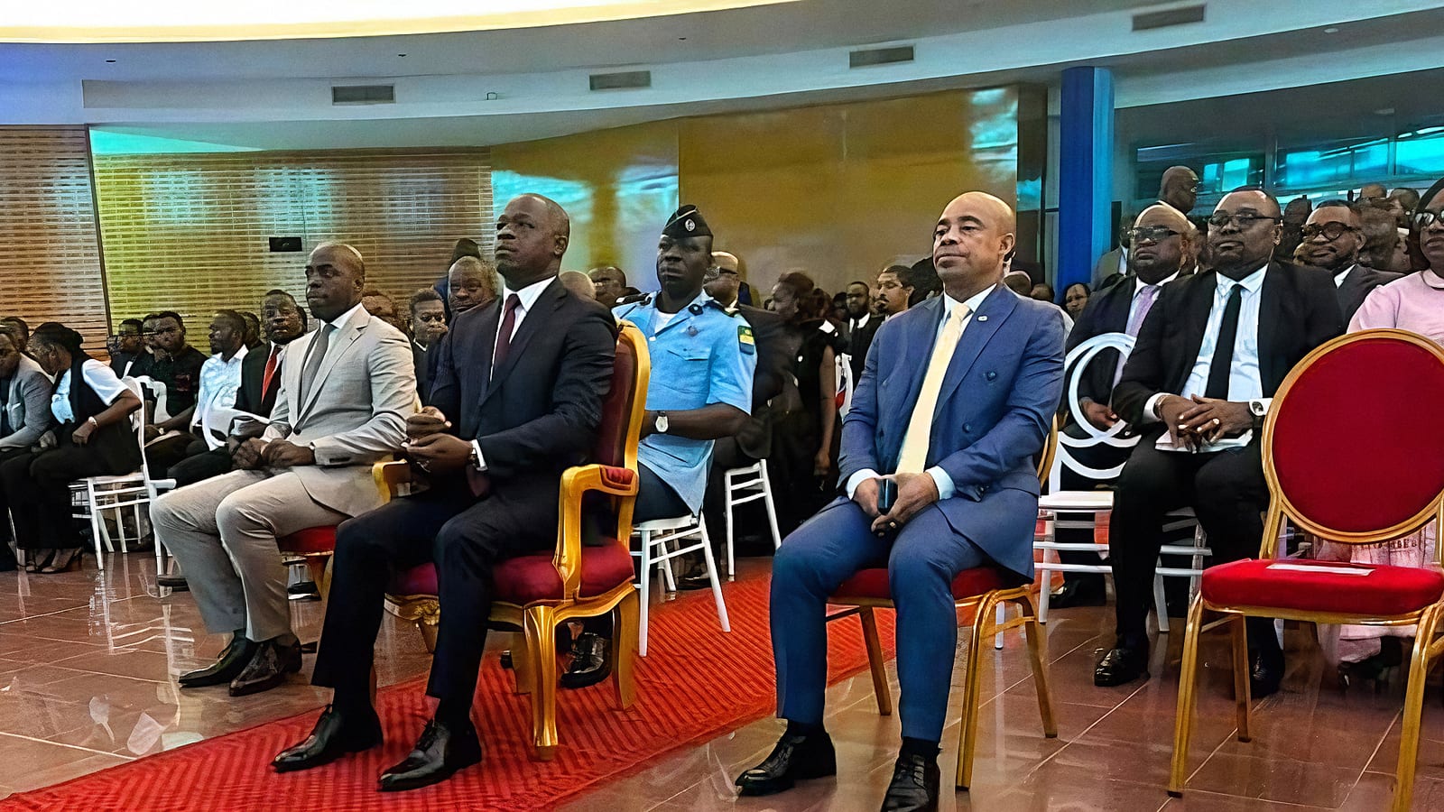 Officiels gabonais lors d'une cérémonie de lancement d'une plateforme numérique à Libreville