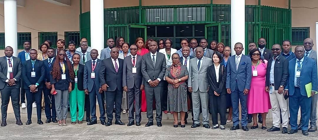 Salle de formation à l'École nationale de la magistrature avec des professionnels de justice assis en rangs