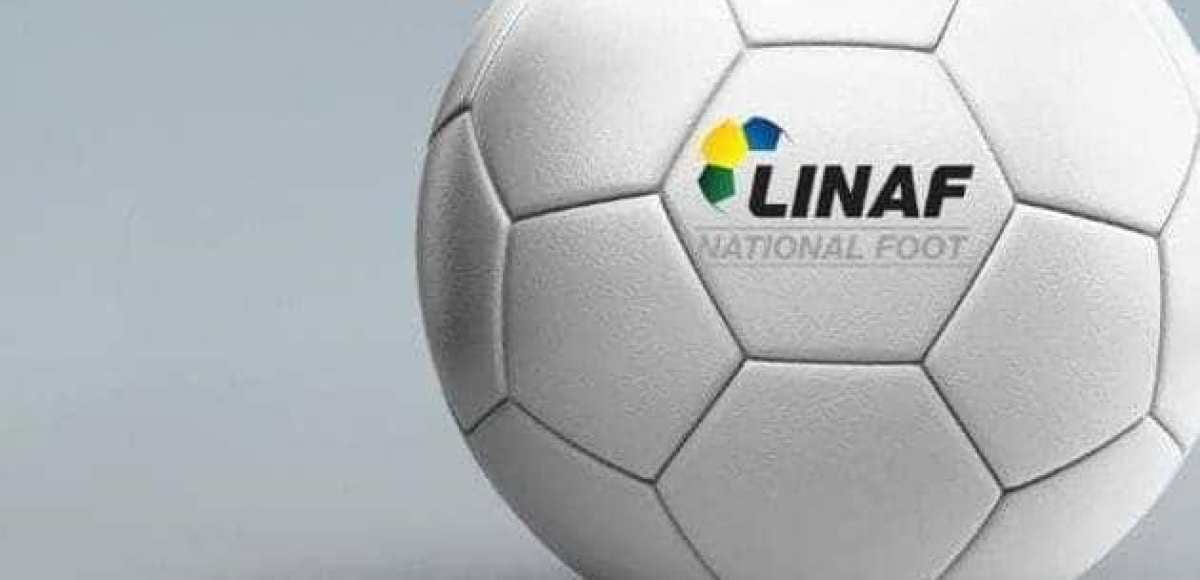 Ballon de football sur une pelouse de stade au Gabon