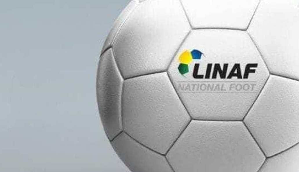Supporters dans les tribunes d'un stade de football au Gabon