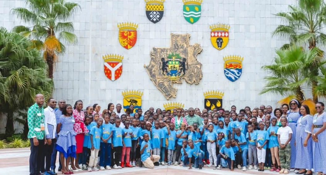 Enfants en visite devant le Palais présidentiel du Gabon