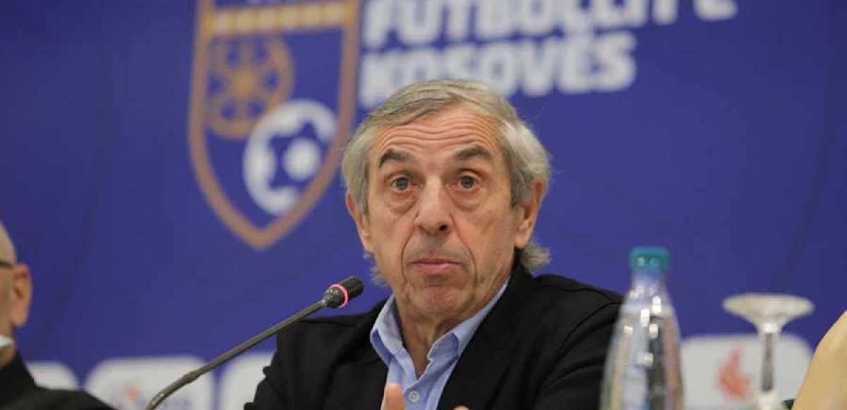 Alain Giresse en tenue d'entraîneur au bord d'un terrain de football, lors de son mandat avec les Panthères du Gabon.