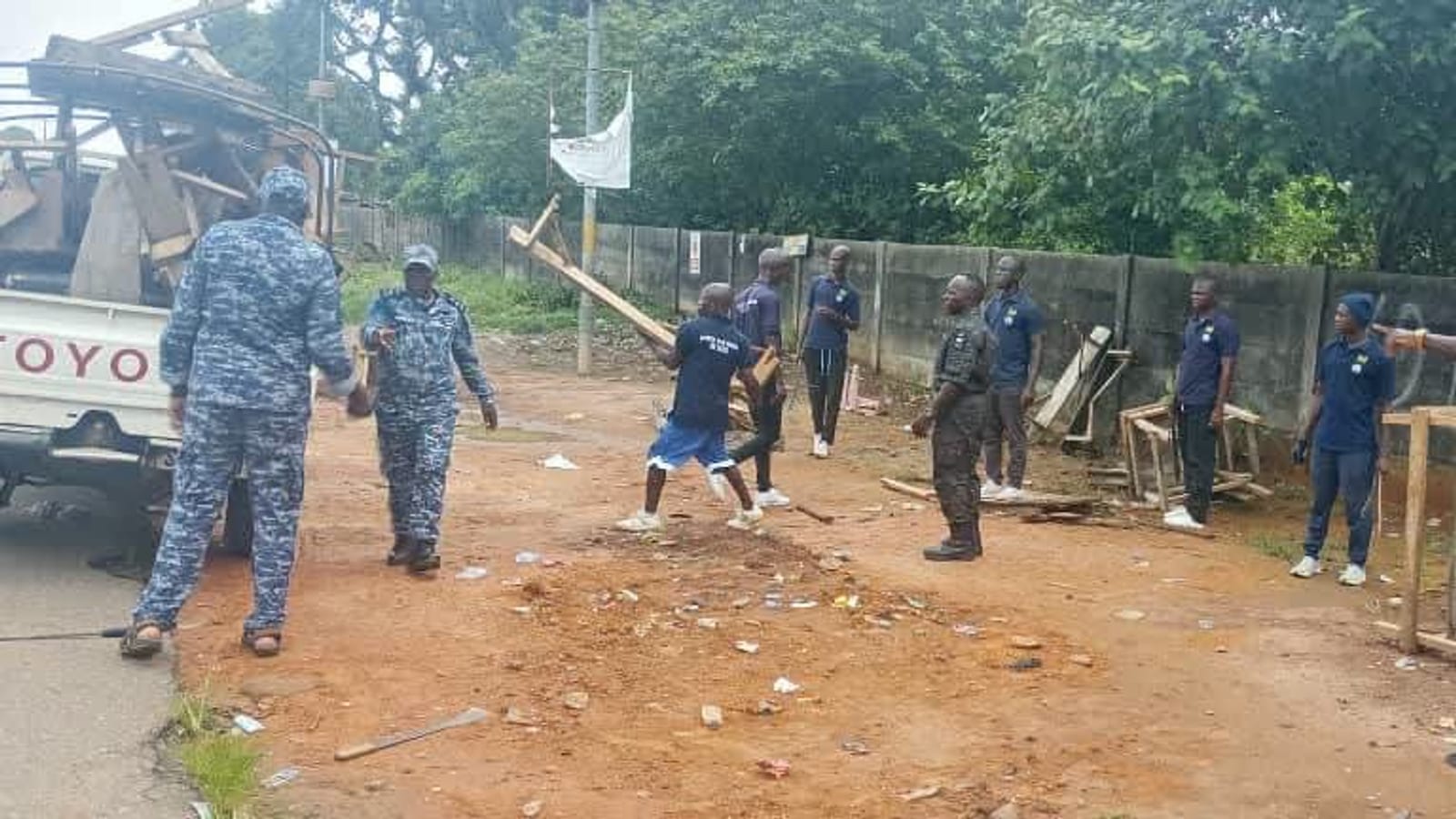 Policiers effectuant un nettoyage de rue à Lungi en Sierra Leone