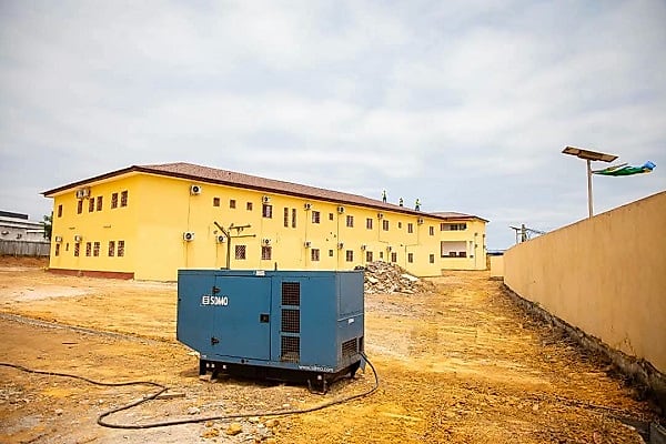 Bâtiments d'un campus universitaire au Gabon avec des étudiants
