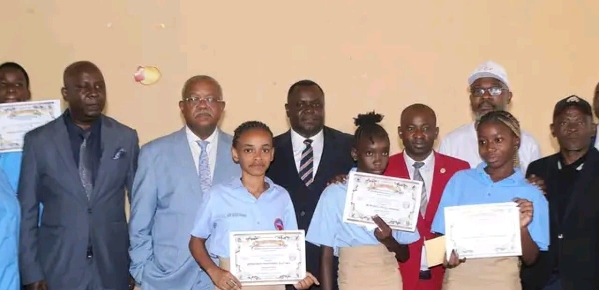 Élèves et enseignants réunis lors d'une remise de prix scolaire dans un établissement technique