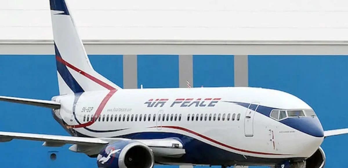 Avion de ligne décollant d'un aéroport, symbole d'une nouvelle desserte régionale.