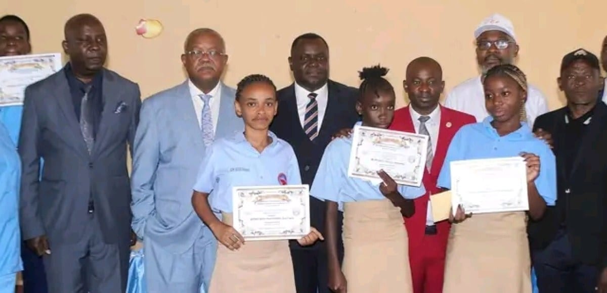 Cérémonie de remise de prix scolaires dans un établissement technique au Gabon