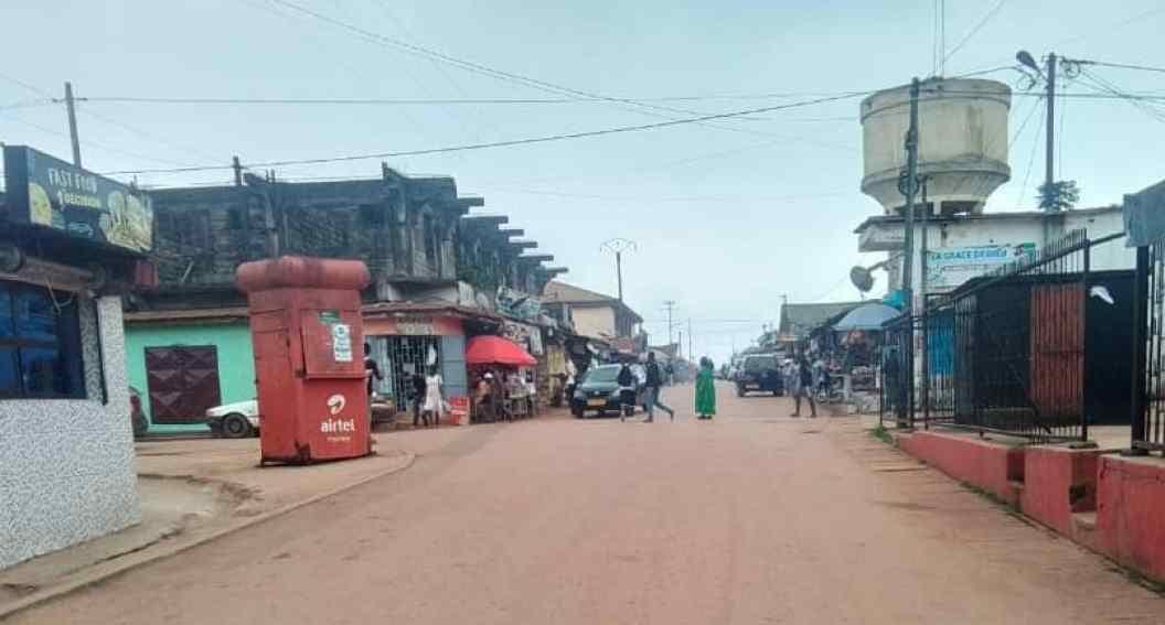 Rue commerçante animée dans la ville de Bitam au Gabon