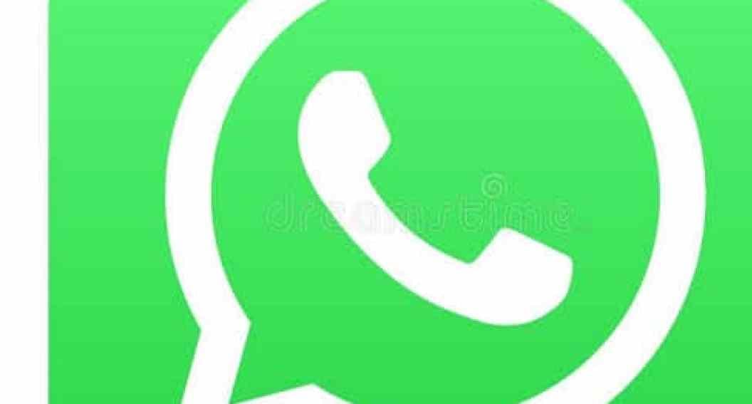 Smartphone affichant l'application WhatsApp protégée par un cadenas