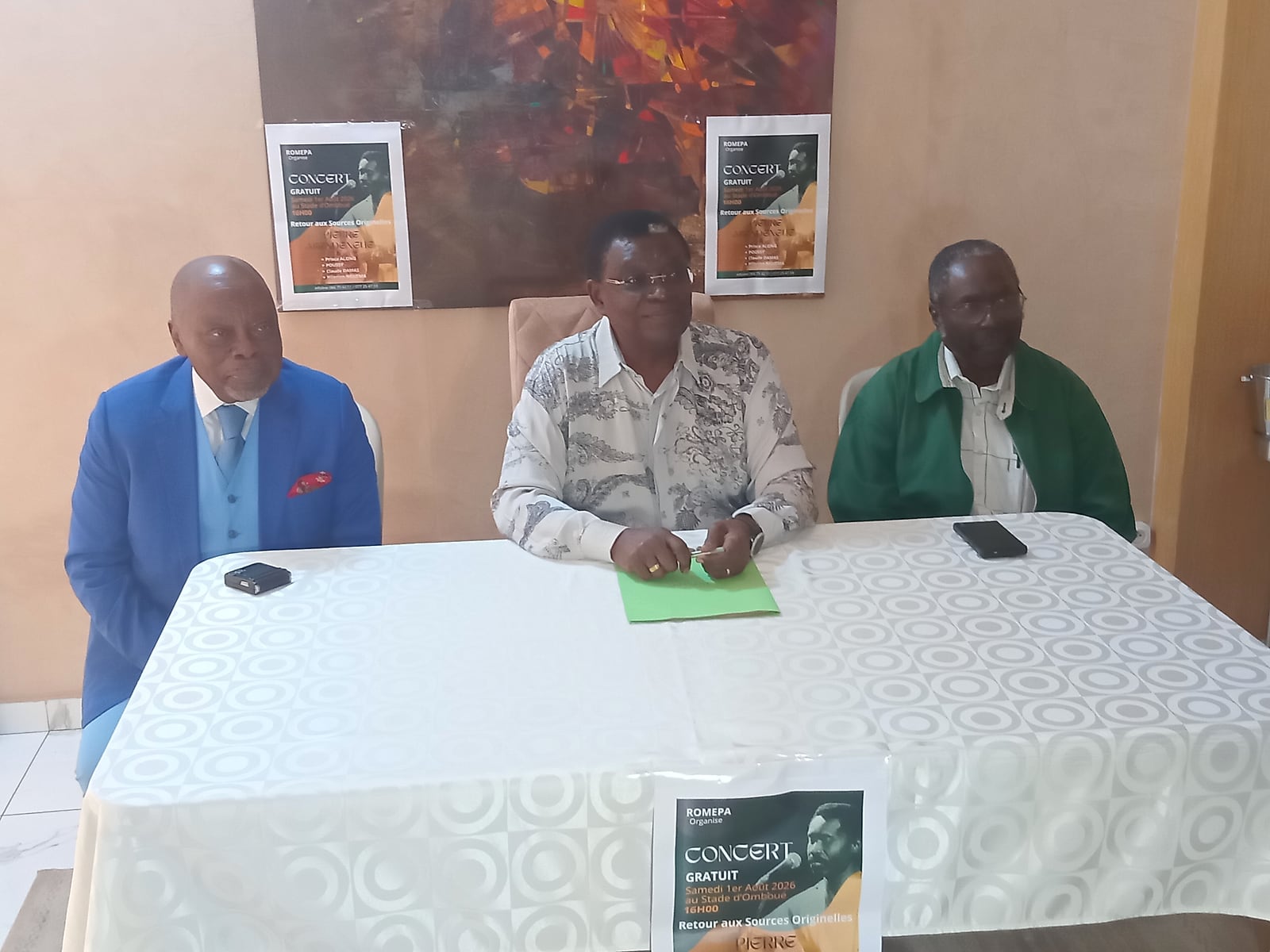 L'artiste gabonais Pierre Claver Akendengue tenant une guitare