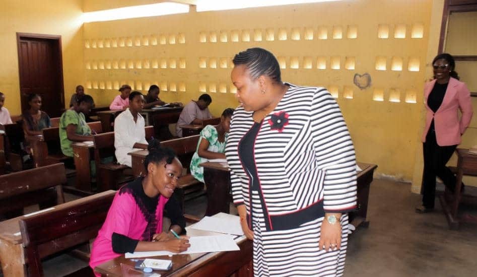 Salle d'examen avec des candidats au baccalauréat en train de composer