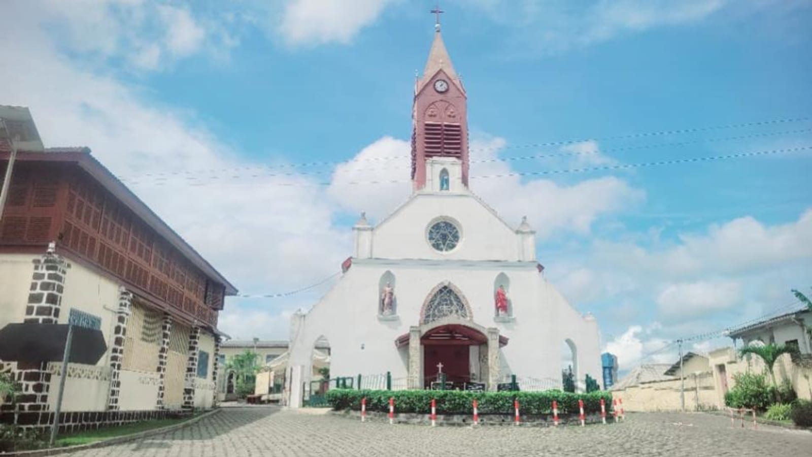 Cathédrale catholique à Libreville avec des fidèles devant l'entrée